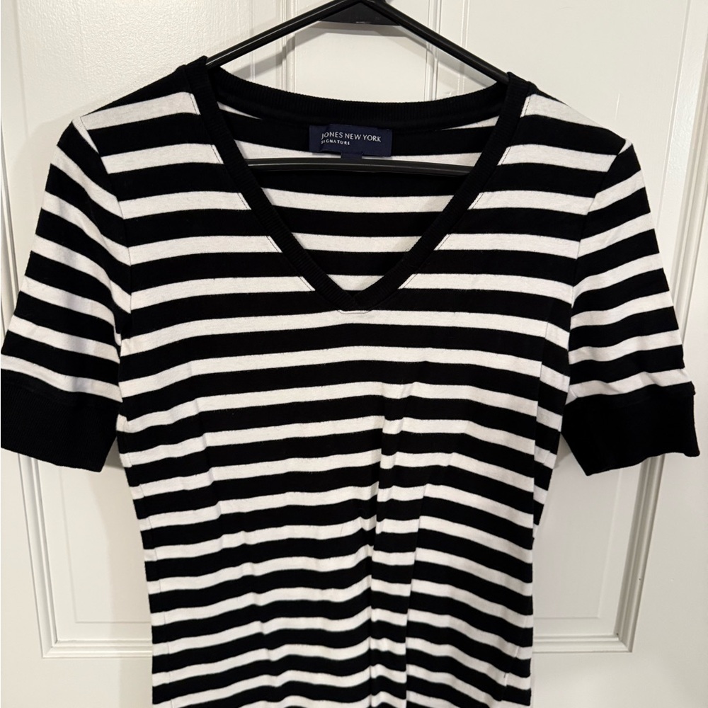 Jones New York Black and White Striped V-Neck Tee